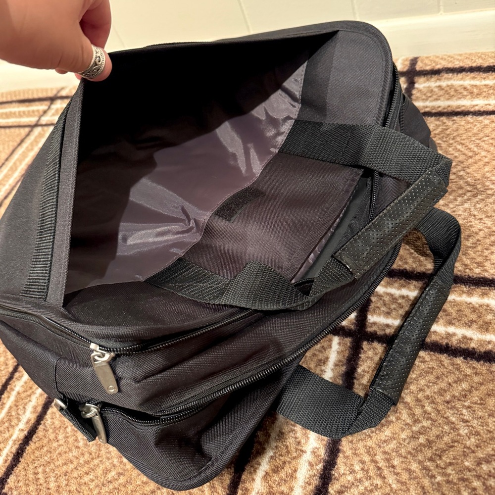 Leed’s Executive 17” Laptop Briefcase - Picture 7 of 14